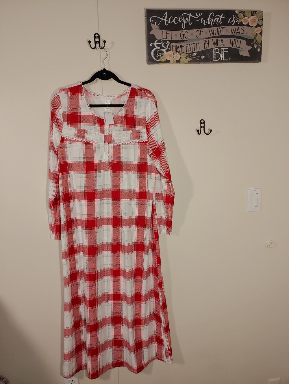 NWOT Medium Adonna Beautiful red Plaid Long Sleeve Warm Nightgown